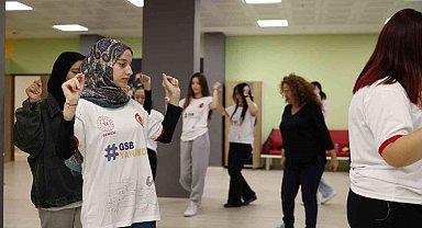 Denizli'de öğrenciler yurtlarda halk oyunları öğreniyor