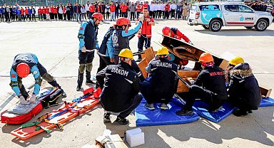 Deprem Haftası'nda öğrencilere afet tatbikatı