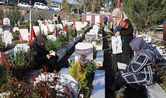 Deprem şehitliğinde hüzünlü bayram