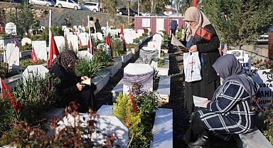 Deprem şehitliğinde hüzünlü bayram