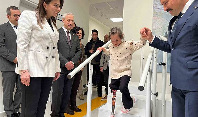 Depremde ailesini kaybeden Zeynep, Barbie'li protez bacağıyla yeni hayatına ilk adımlarını alkışlar eşliğinde attı