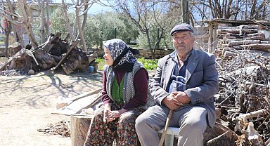 Depremde hasar gören evlerini dışarıdan izliyorlar