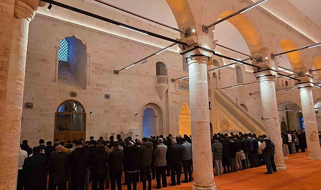 Depremde hasar gören tarihi Selahattin Eyyubi Camii yeniden ibadete açıldı