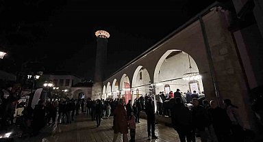 Depremin ardından yeniden inşa edilen Habibi Neccar Camii, Kadir Gecesi'nde vatandaşların akınına uğradı