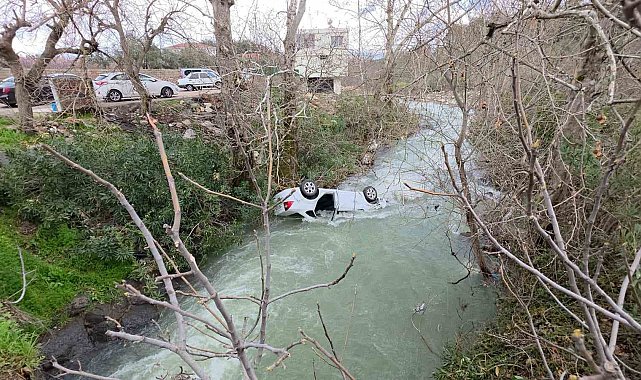 Dereye uçan otomobil suyla doldu, boğulma tehlikesi geçiren sürücüyü vatandaşlar kurtardı