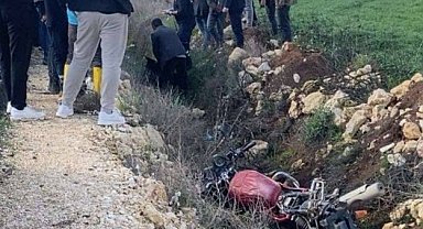 Devrilen motosikletin sürücüsü hayatını kaybetti