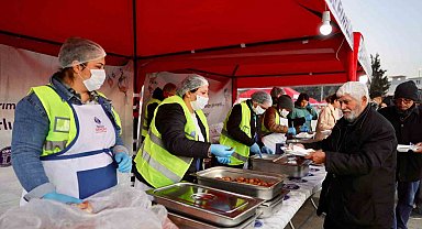 Didim'de vatandaşlar Cumhuriyet Kent Meydanı'nda kurulan iftar sofrasında buluştu