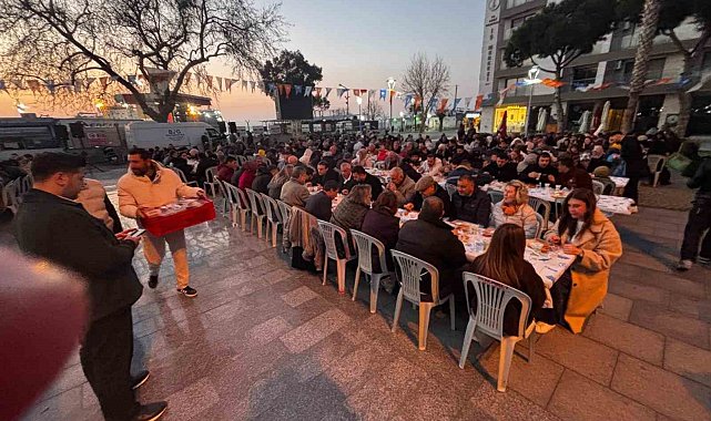 Dikili Cumhuriyet Meydanı'nda binler aynı sofrada