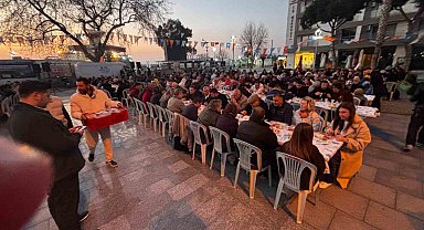 Dikili Cumhuriyet Meydanı'nda binler aynı sofrada