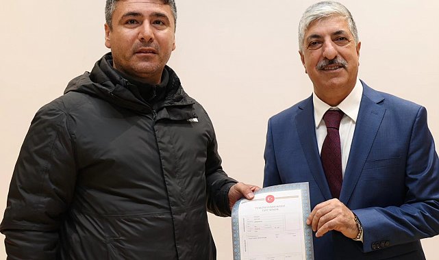 Dilovası'nda imar sorunu çözülen 423 vatandaşa tapuları dağıtıldı