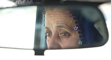 Direksiyon başında bir kadın: 15 yıldır servis şoförlüğü yapıyor