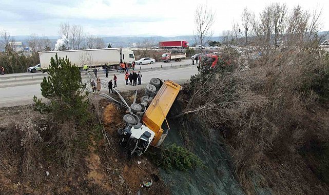 Direksiyon başında fenalaştı, hafriyat kamyonu şarampole devrildi