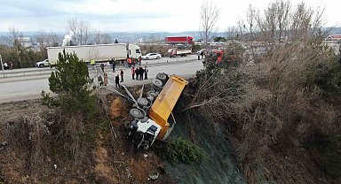 Direksiyon başında fenalaştı, hafriyat kamyonu şarampole devrildi
