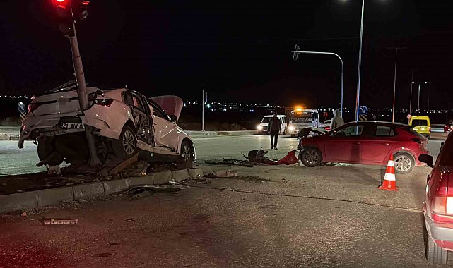 Diyarbakır'da iki otomobil kafa kafaya çarpıştı: 3 yaralı