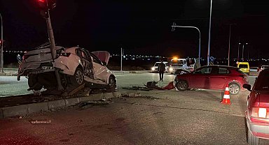 Diyarbakır'da iki otomobil kafa kafaya çarpıştı: 3 yaralı