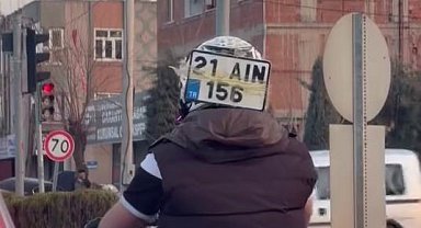 Diyarbakır'da ilginç görüntü: Düşen plakasını kaskına bantlayıp trafikte ilerledi