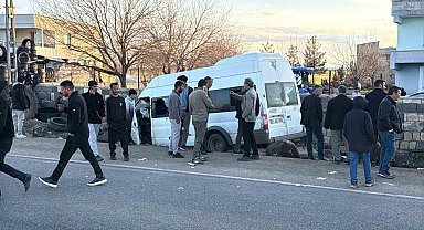 Diyarbakır'da işçi minibüsü duvara çarptı: 12 yaralı