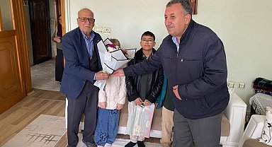 Diyarbakır'da öğrenciler, emekli öğretmenleri unutmadı