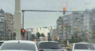 Diyarbakır'da sağanak nedeniyle cadde ve sokaklar adeta göle döndü