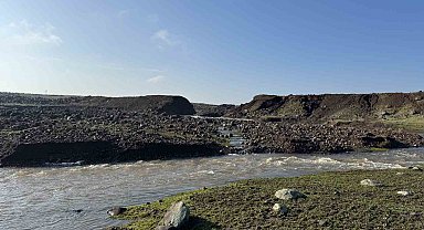 Diyarbakır'da sağanak nedeniyle sulama göleti patladı: Ekili alanlar su altında kaldı