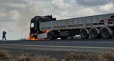 Diyarbakır'da seyir halindeki tır alev aldı