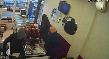 Diyarbakır'da silahla kuyumcu soygunu kamerada: Yaklaşık 1,5 kilo altın çalıp kayıplara karıştılar