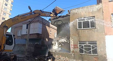 Diyarbakır'da tehlike saçan metruk yapılar yıkılıyor
