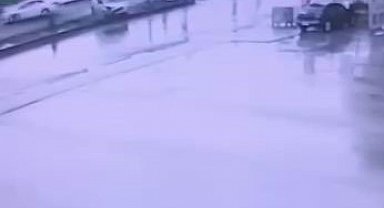 Diyarbakır'da trafik kazası güvenlik kamerasına yansıdı