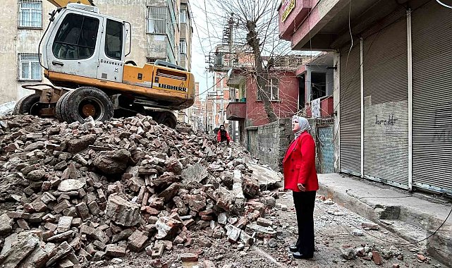 Diyarbakır'daki metruk binaların yıkımına devam ediliyor
