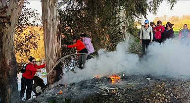 Doğaseverler kanal kenarında çıkan yangını söndürdü