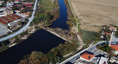 Doğaseverler tarihi taş köprüye dikkat çekti