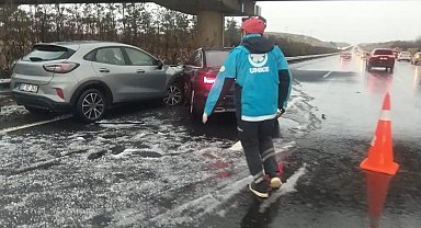 Dolu yağışı zincirleme kazaya neden oldu: 11 yaralı