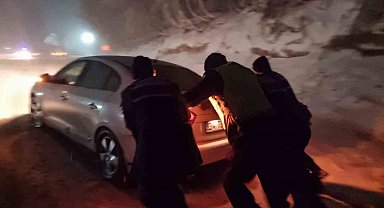 Domaniç Dağ Yolu'nda kar ve tipi etkili oldu