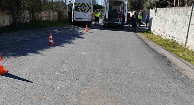 Dörtyol'da öğrenci servisi elektrik direğine çarptı: 4 yaralı