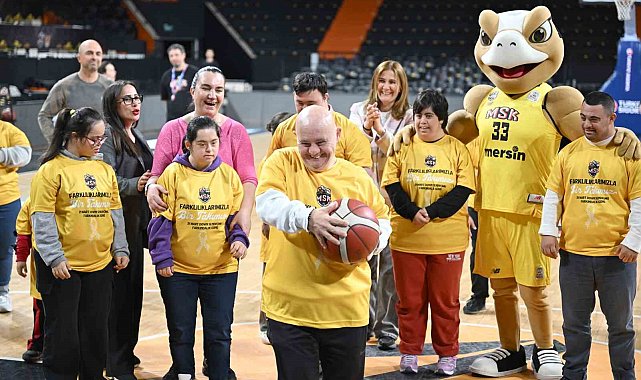 Down sendromlu çocuklar Mersin Spor Kulübü ile aynı sahada buluştu