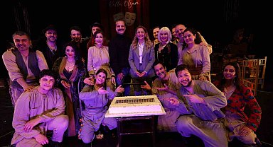 Dünya tiyatro gününde sahne çiçek bahçesine döndü