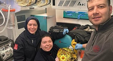 Dünyaya gözlerini ambulansta açtı