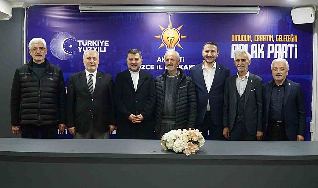 Düzce'de emekli eğitimciler AK Parti'ye katıldı