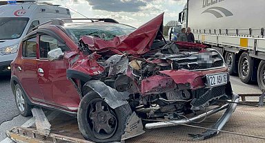 Edirne'de otomobil tıra çarptı, 1 kişi yaralandı: Kaza anı kamerada