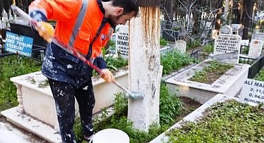 Edremit Belediyesi bayram öncesi mezarlıklarda bakım çalışmalarını sıkılaştırdı