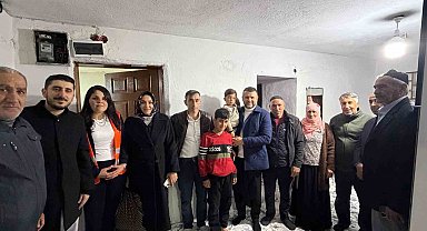 Eğil Belediye Başkanı Seydaoğlu her gün bir mahallede vatandaşlarla iftar yapıp hediyeler dağıtıyor