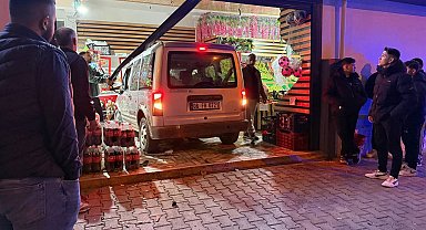 Ehliyetsiz sürücü önce kaza yaptı, ardından markete girdi