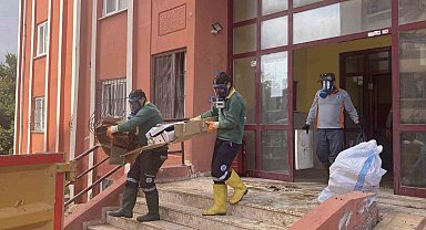 Ekipler gaz maskesiyle girdi iki günde temizledi: Evden 7 kamyonet çöp çıktı