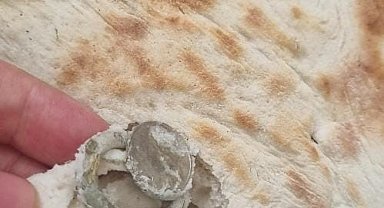 Ekmeğin içerisinden bozuk para halkası çıktı