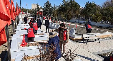 El ele verip mezarlıkları temizlediler