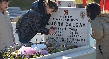 El ele verip şehitlikte temizlik yaptılar