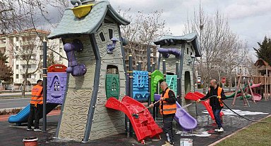Elazığ'da çocuk oyun alanları temizlendi