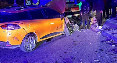 Elazığ'da hafif ticari araçla taksi çarpıştı: 4 yaralı