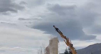 Elazığ'da hasarlı caminin minaresi iş makinesi ile yıkıldı