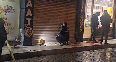 Elazığ'da iş yerine silahlı saldırı: Vitrine 9 kurşun isabet etti